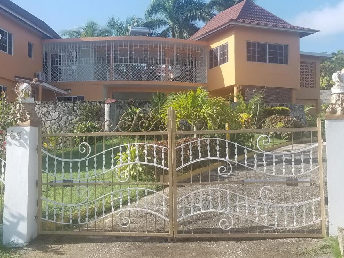 Chaudhry Holiday House 몬테고 베이 외부 사진