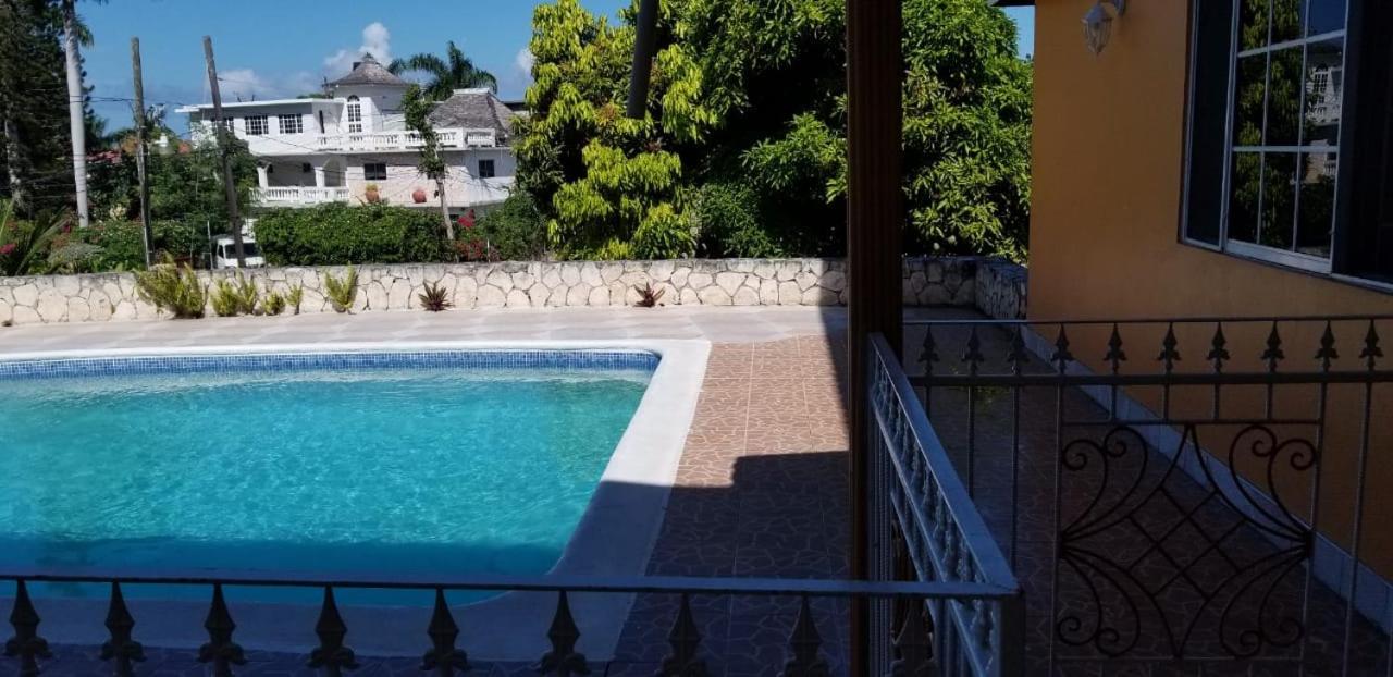 Chaudhry Holiday House 몬테고 베이 외부 사진