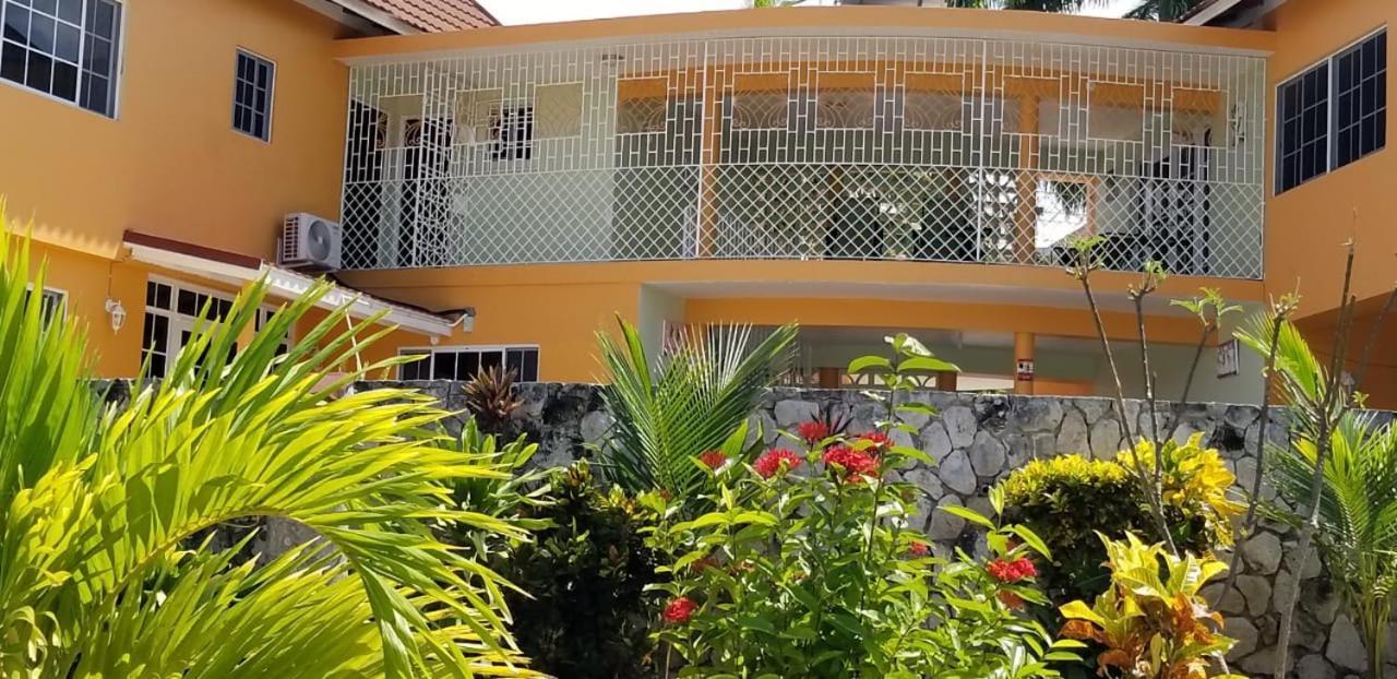 Chaudhry Holiday House 몬테고 베이 외부 사진