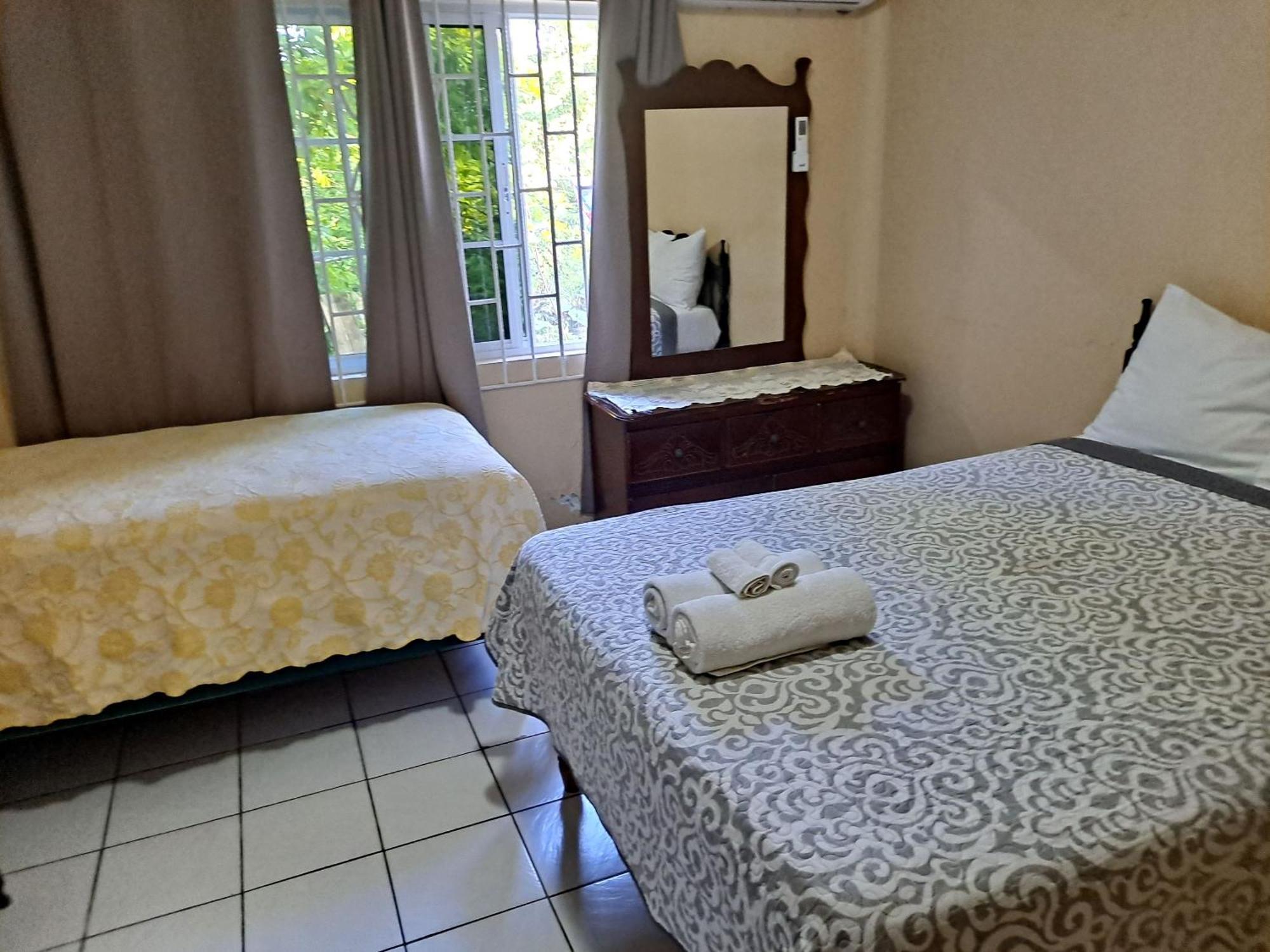Chaudhry Holiday House 몬테고 베이 외부 사진